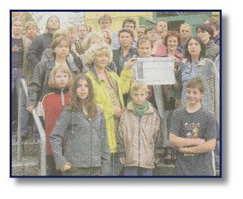 gemeinsam mit protestierenden Eltern vor einer Kreistagssitzung im Jahr 2003. - Foto: Wiedergabe aus MOZ -
Klick vergrößert