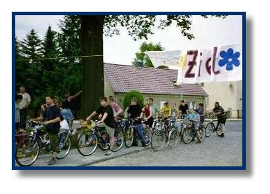 Die Sportwettkämpfe zur 250-Jahr-Feier von Langewahl waren ein voller Erfolg, hier Start und Ziel Zeitfahren nach Streitberg